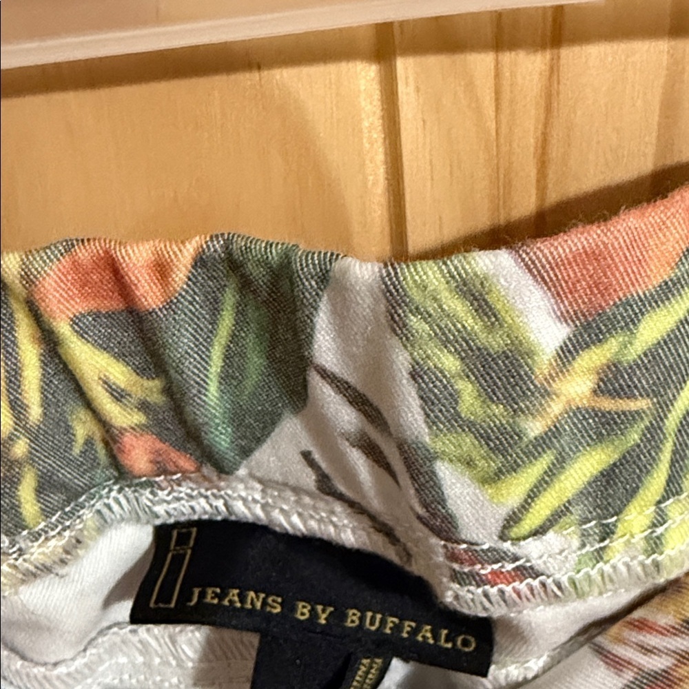 i jeans by Buffalo Multicolor Floral Capris - Picture 2 of 5
